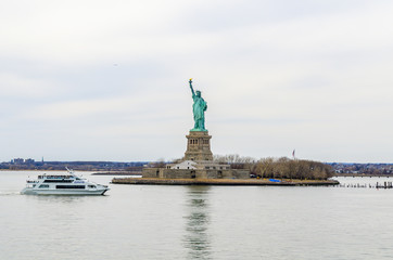Fototapeta premium Statue of liberty in the evening, New York with reflection
