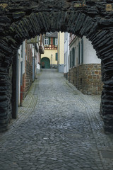 Obraz premium one of the many narrow streets of the old part of the German city of Bacharach
