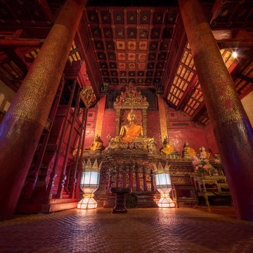 Intérieur d’un temple Thaïlandais traditionnel à Chiang Mai - Thaïlande