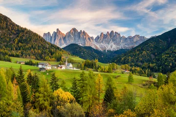 Raamstickers Dolomieten Val di Funes in de Dolomieten bij zonsondergang, Zuid-Tirol. Italië