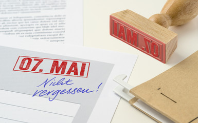 Roter Stempel auf Unterlagen - 7. Mai