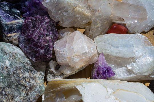 Las piedras de cuarzo son de diferentes formas y colores.