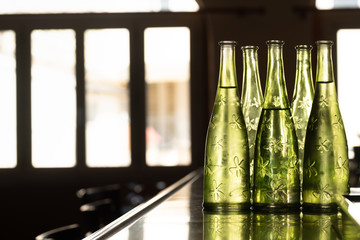 bouteille eau restaurant boire soif comptoir frais boisson rafraichir verre vert transparent bar...