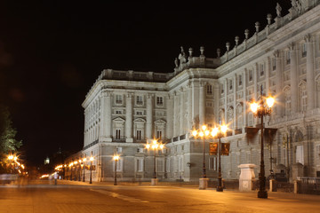 Fototapeta na wymiar Palacio Real de Madrid de noche