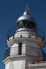 Faro blanco de pueblo costero