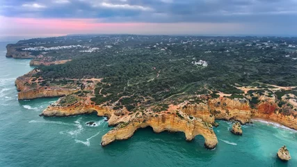 Crédence en verre imprimé Plage de Marinha, Algarve, Portugal Aérien. Montagnes et arches en forme de cœur sur la plage de Marinha.