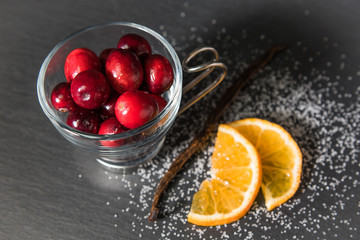 Cranberry im Glas mit Mandarine und Zimtstange