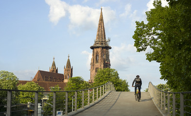 Freiburger Münster mit Radfahrer