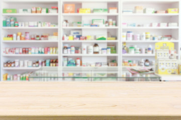 Apotheek drogisterij toonbank met wazig abstracte achtergrond met medicijnen en gezondheidsproducten op planken