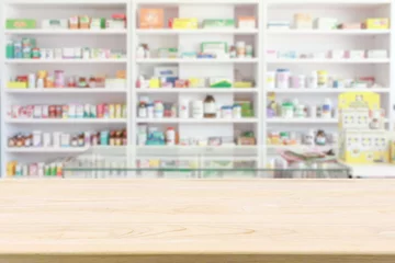 Papier Peint photo Lavable Pharmacie Table de comptoir de pharmacie avec fond abstrait flou avec médicaments et produits de santé sur les étagères
