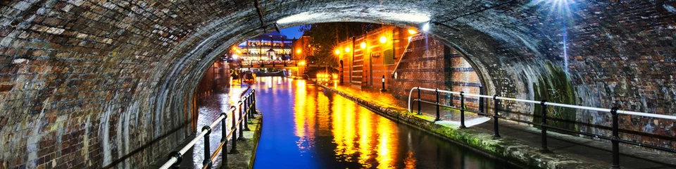 Foto op Canvas Tunnel in the city center during the rain, illuminated buildings at night, famous Birmingham canal in UK © Madrugada Verde