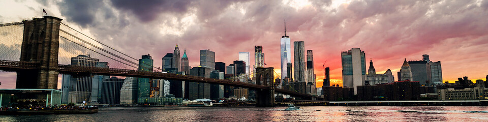 Fototapeta premium View of Manhattan bridge and Manhattan in New York, USA at sunset.