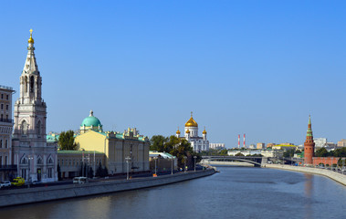 Obraz premium Widok na katedrę Chrystusa Zbawiciela z mostu Bolshoy Moskvoretskiy, Moskwa, Rosja
