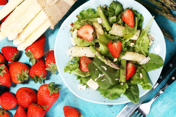 Vegan Asparagus salad with strawberries
