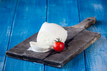 Mozzarella di bufala su tagliere di legno © angelo chiariello