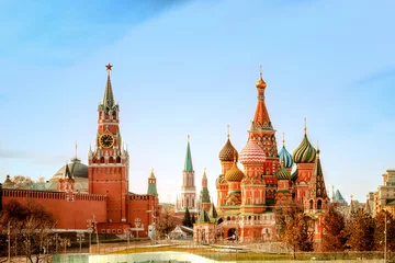Poster Im Rahmen Moskauer Kreml und Basilius-Kathedrale auf dem Roten Platz in Moskau, Russland. © elen31