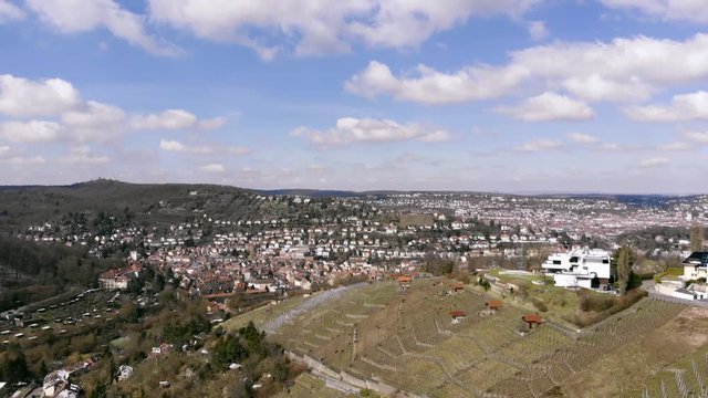 Stuttgart Luftaufnahme von Degerloch mit Kamerafahrt &uuml;ber den Stuttgarter Kessel vorbei an Weinbergen mit sch&ouml;nem Wolkenhimmel