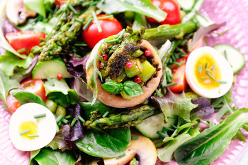 grüner spargelsalat mit pilzen und ei