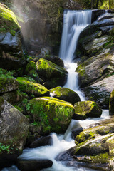 Deutschland, deutsche Wasserfälle in Triberg mit moosbedeckten Steinen und mystischer Atmosphäre