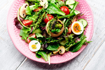 grüner spargelsalat mit pilzen und ei