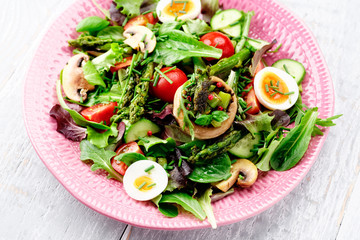 grüner spargelsalat mit pilzen und ei