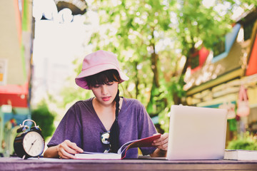Beautiful girls are studying outside the classroom.