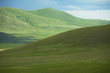 Fototapeta na wymiar green hills under blue sky