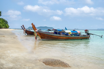 Obraz premium Long tail wooden boats anchored on sea in Lipe