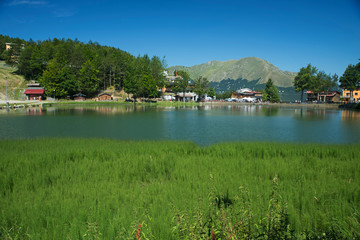Lago montano in estate