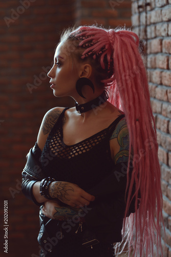 Tattooed Girl With Dreadlocks Stockfotos Und Lizenzfreie