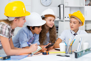 Children in helmet talking about building