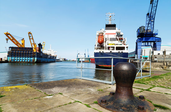 Bremerhaven, Blick auf eine Werft im Kaiserhafen mit Schiffen und Poller auf der Kaimauer 