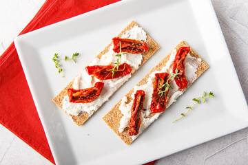 Crispbread with sun-dried tomatoes