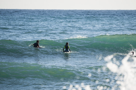Chica surfista esperando la ola en el mar