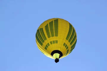 Vlies Fototapete Luftsport Yellow air balloon on the blue sky background. View from bottom