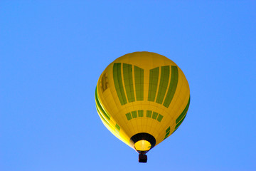 Gelber Luftballon auf dem Hintergrund des blauen Himmels. Ansicht von unten