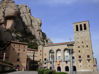 Fototapeta na wymiar Monasterio de Montserrat, montaña y abadia cercana a Barcelona en Cataluña (España)