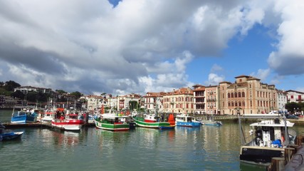 Fototapeta premium Port de Saint-Jean-de-Luz / Ciboure, avec des bateaux de pêche (France)