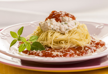 Prado de espaguete  com molho de Tomate - obrazy, fototapety, plakaty