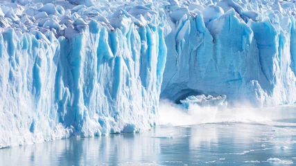Crédence de cuisine en verre imprimé Glaciers LArge piece of ice collapses  at the Perito Moreno Glacier