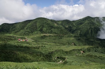 日本の白山を登る登山客