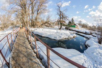 Obraz premium Pedestrian bridge over a small river 