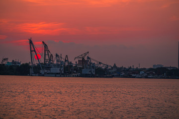 Obraz premium The sun is in the evening. The Chao Phraya River (Wat Pariwat) Bangkok Thailand