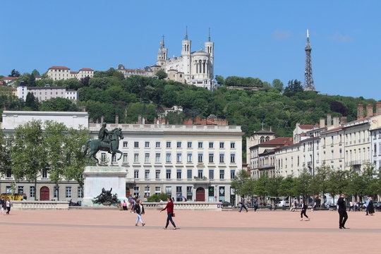 Colline de Fourvi&egrave;re, place Bellecour &agrave; Lyon (France).