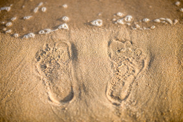 Fototapeta na wymiar Sand dunes, footprints on the sand Seen in the seashore from the tourism of the people.