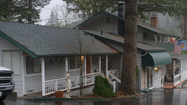 Right pan over innkeeper's house and motel office near Grants Pass, Oregon