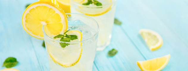 Fototapeta Refreshing drinks for summer, cold  lemonade juice with sliced fresh lemons obraz