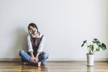 エプロン姿で座っているの女性