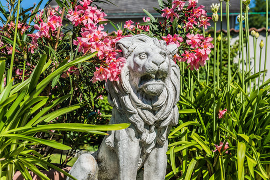 Löwenskulptur im Garten