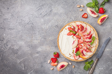 Delicious Tart with peaches and strawberries